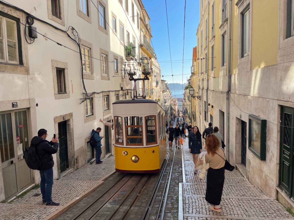 O ascensor da Bica é um meio de transporte em Lisboa